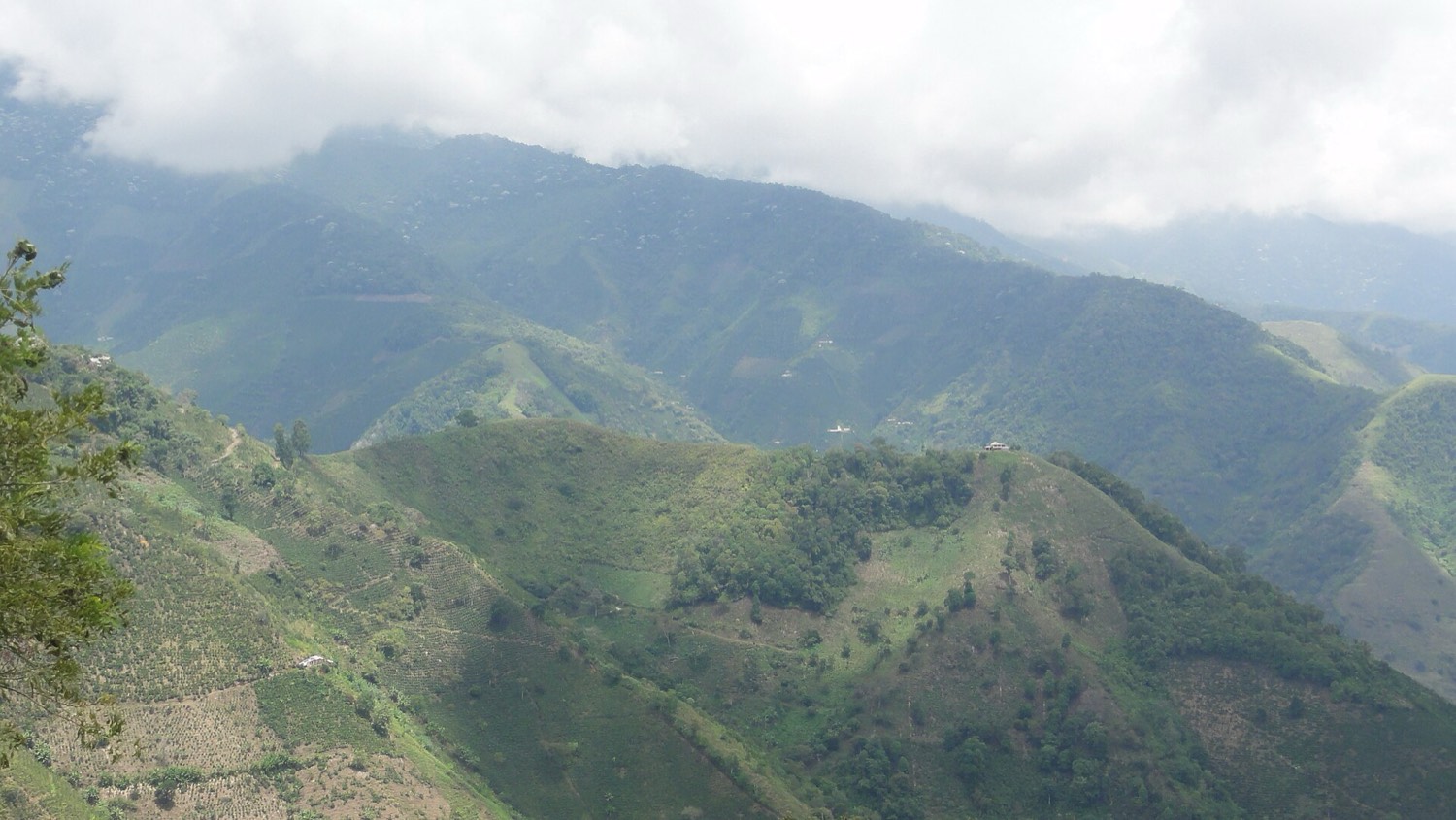 Montañas andinas con cultivos y bosque en el Valle del Cauca, Colombia